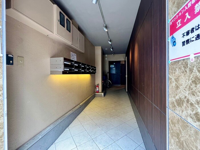 物件外観写真3　(エントランス部分)