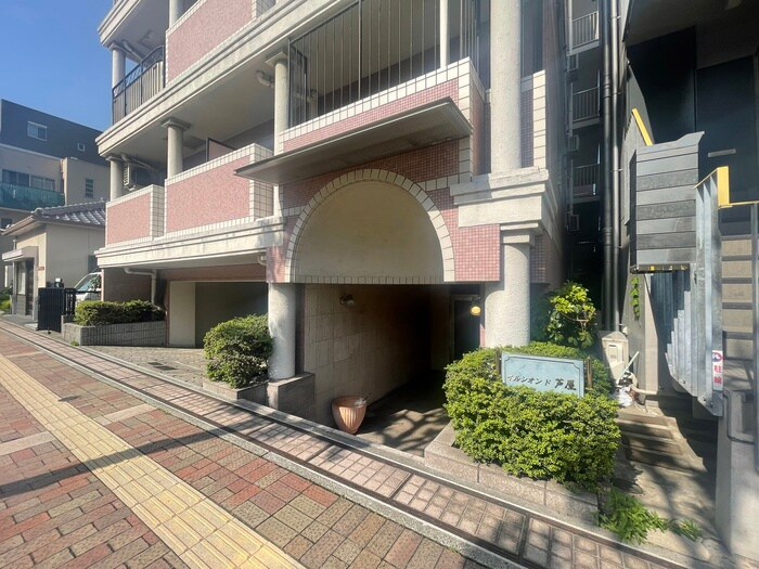 物件外観写真2　(エントランス部分)