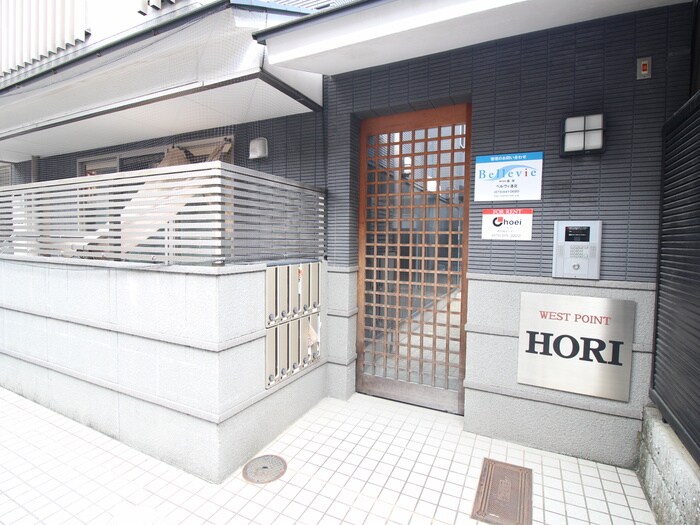 物件外観写真3　(エントランス部分)