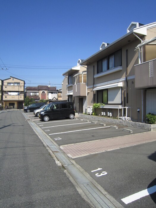 物件外観写真3　(駐車場)