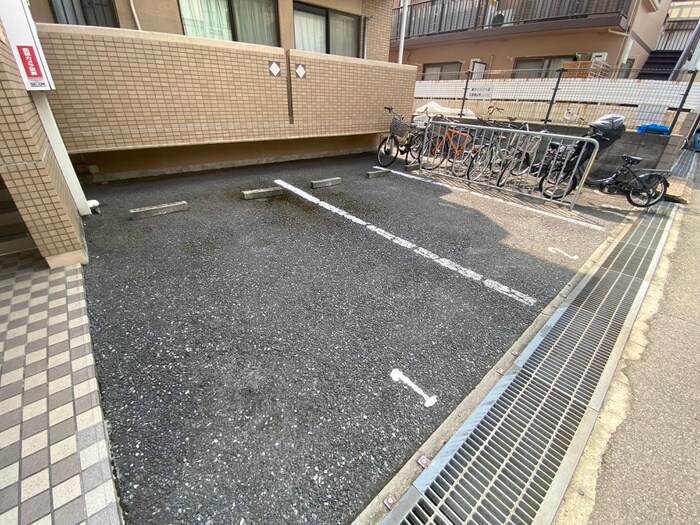 物件外観写真2　(駐車場)