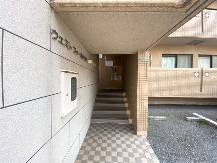 物件外観写真3　(エントランス部分)