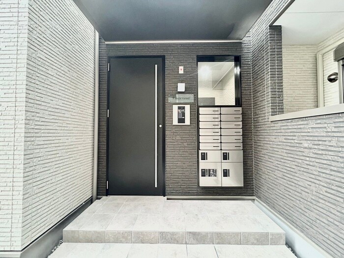 物件外観写真2　(エントランス部分)