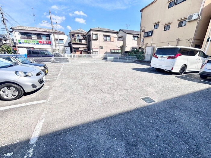 物件外観写真4　(駐車場)
