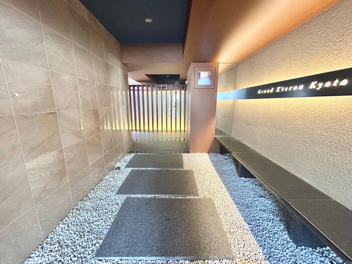 物件外観写真6　(エントランス部分)