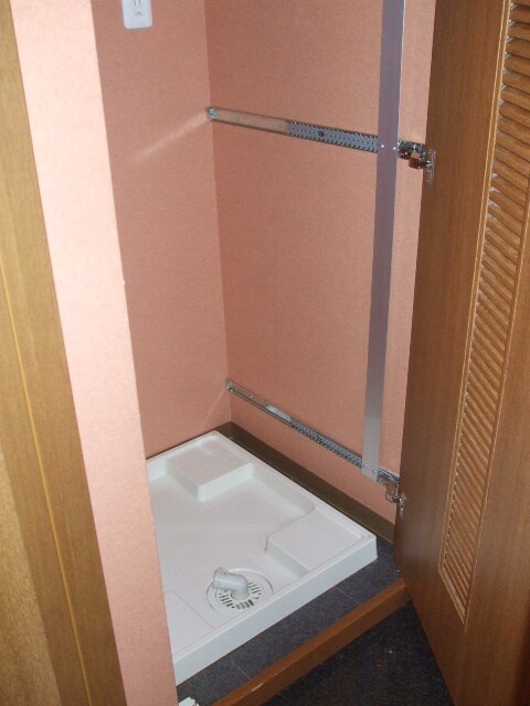 物件内観写真12　(洗濯機置場)