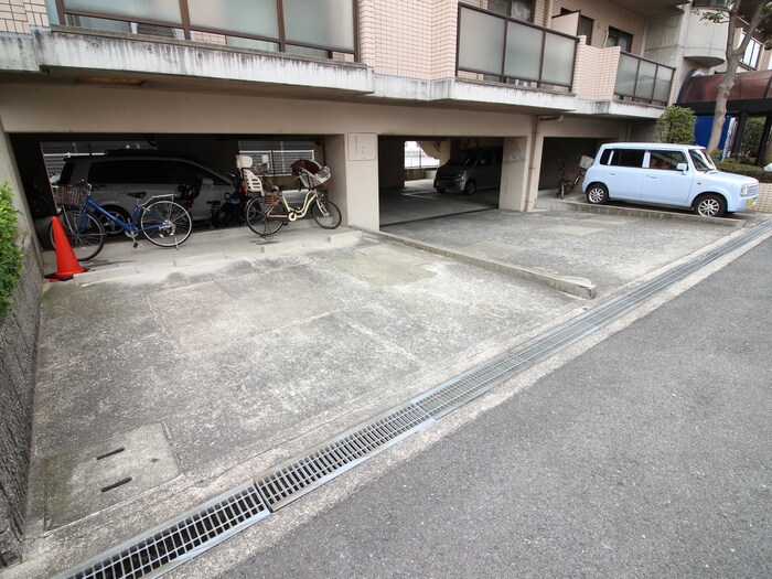 物件外観写真3　(駐車場)