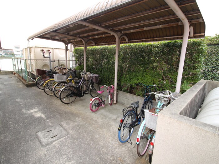 物件外観写真4　(駐輪場)