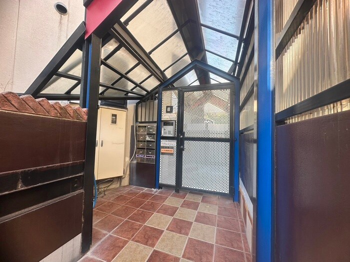 物件外観写真5　(エントランス部分)