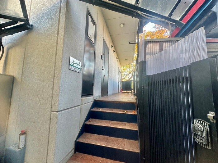 物件外観写真6　(エントランス部分)