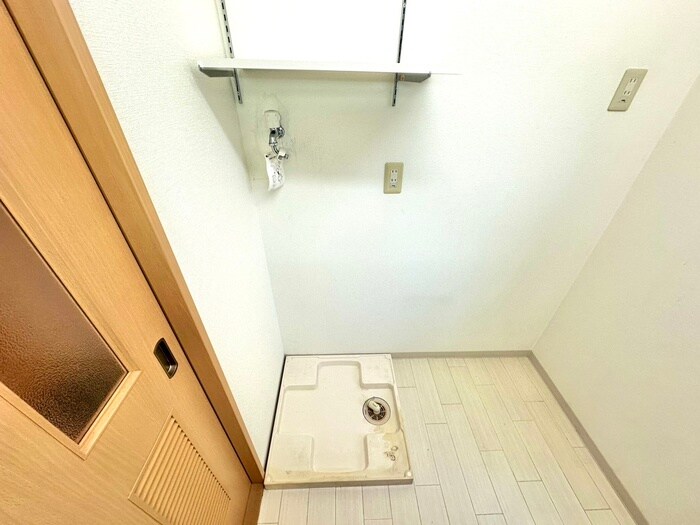 物件内観写真16　(洗濯機置場)