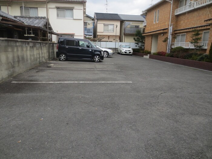 物件外観写真3　(駐車場)