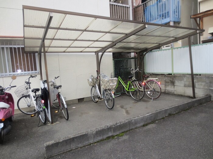 物件外観写真4　(駐輪場)
