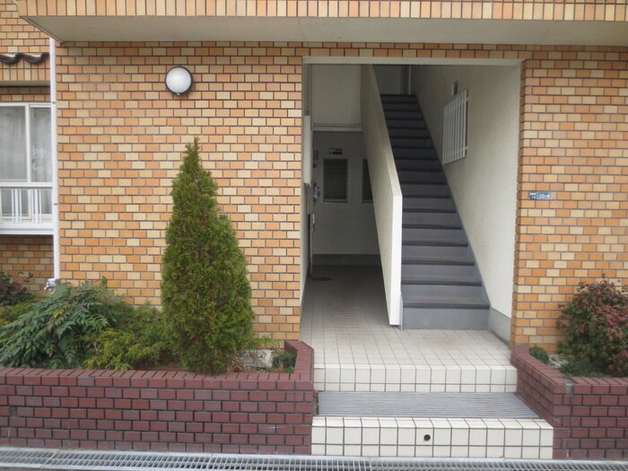 物件外観写真5　(エントランス部分)