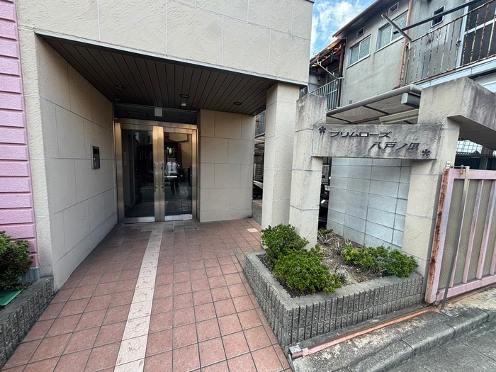 物件外観写真2　(エントランス部分)
