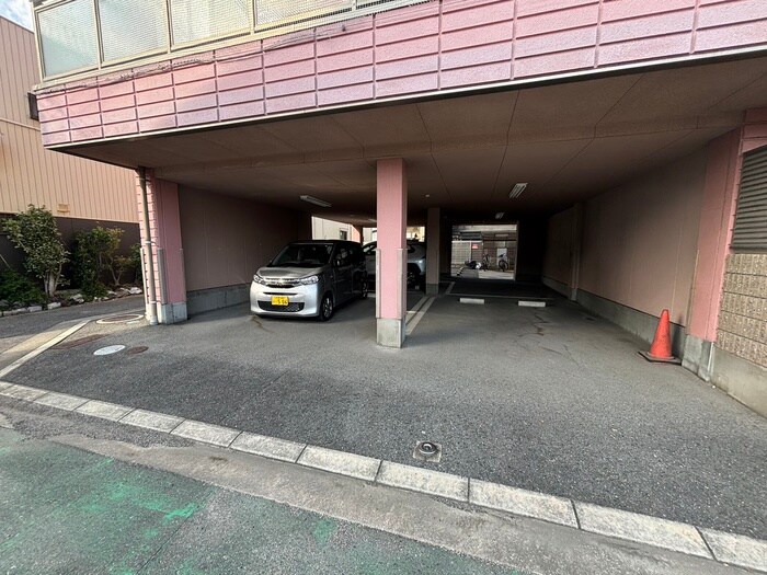 物件外観写真4　(駐車場)