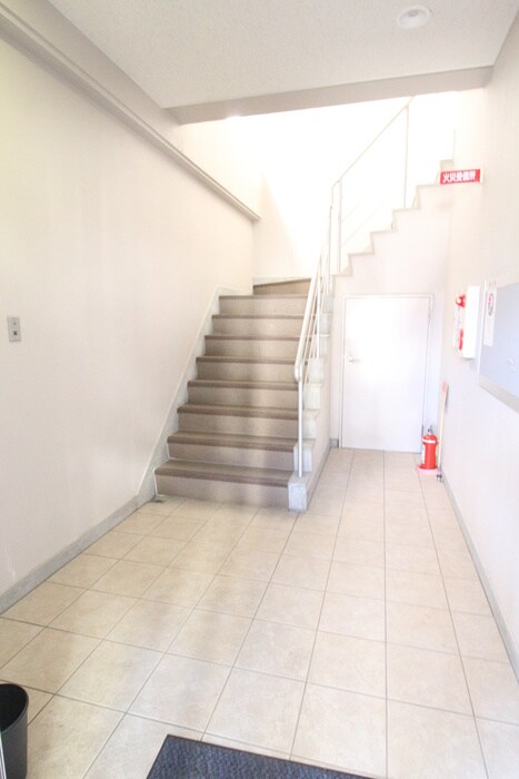 物件外観写真5　(エントランス部分)