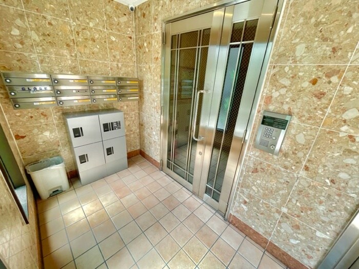 物件外観写真3　(エントランス部分)