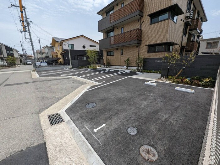 物件外観写真3　(駐車場)