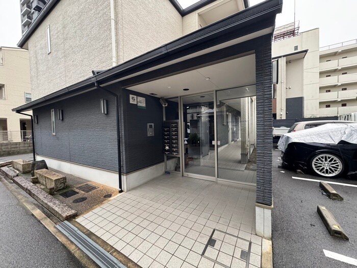 物件外観写真2　(エントランス部分)