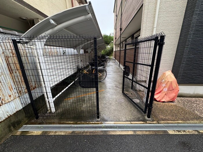 物件外観写真4　(駐輪場)