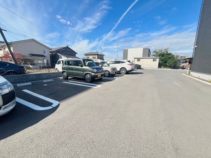 物件外観写真2　(駐車場)