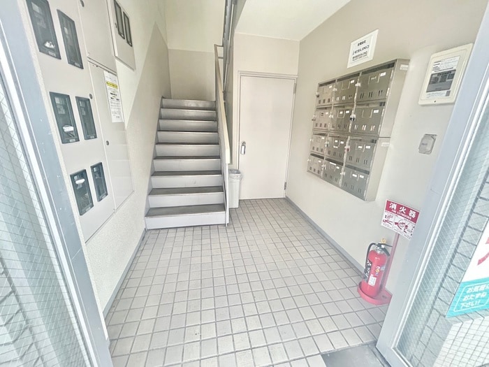 物件外観写真3　(エントランス部分)