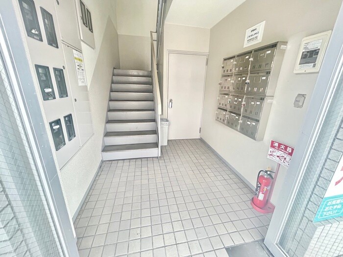 物件外観写真3　(エントランス部分)