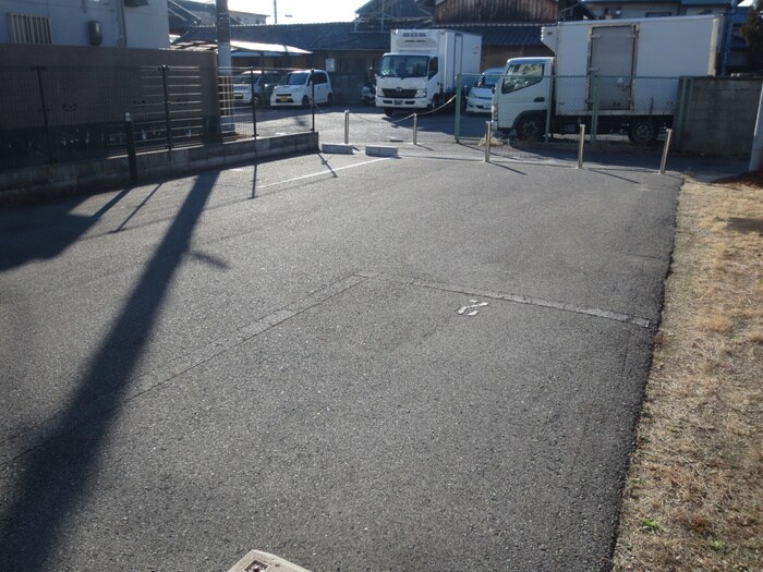物件外観写真2　(駐車場)