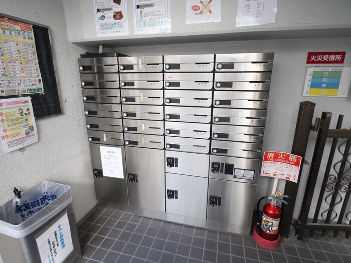 物件外観写真6　(エントランス部分)