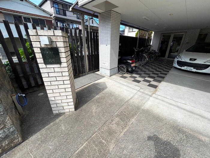 物件外観写真3　(エントランス部分)