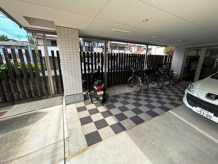物件外観写真4　(駐輪場)