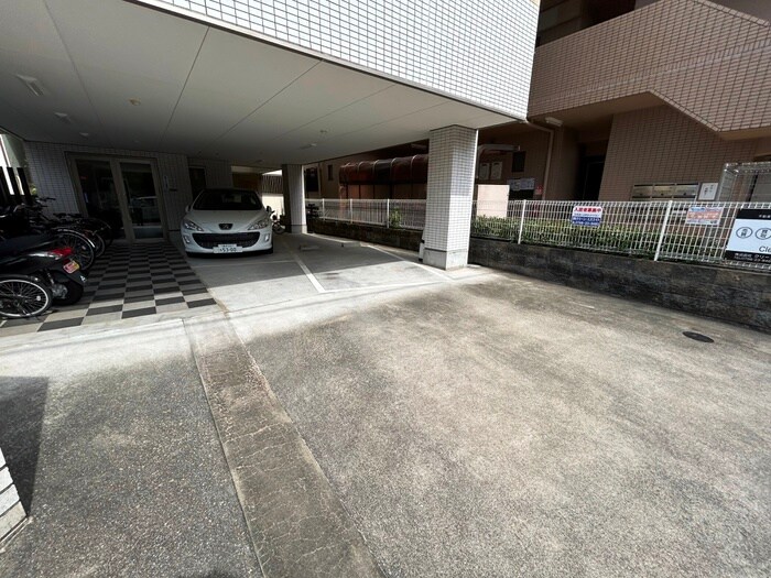 物件外観写真5　(駐車場)