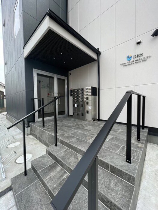 物件外観写真4　(エントランス部分)