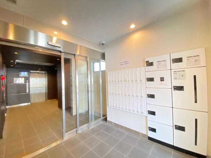 物件外観写真2　(エントランス部分)