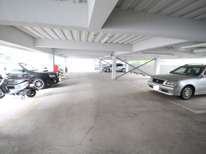 物件外観写真5　(駐車場)