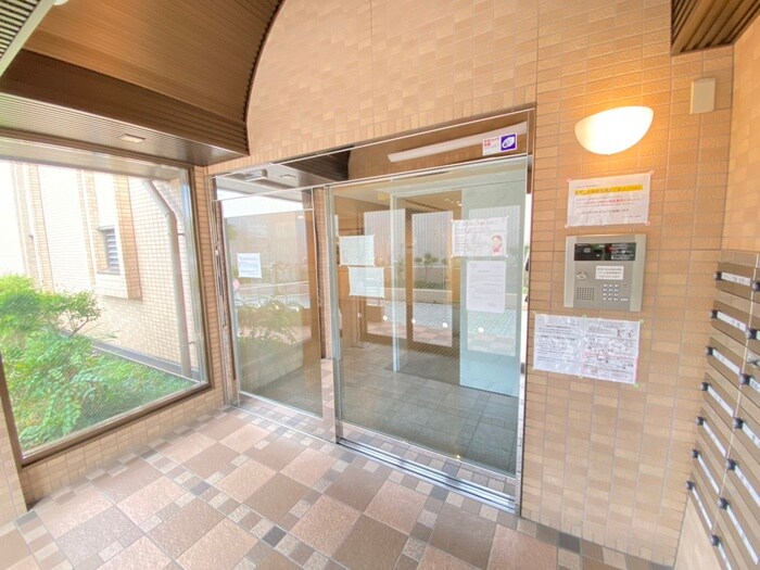 物件外観写真2　(エントランス部分)
