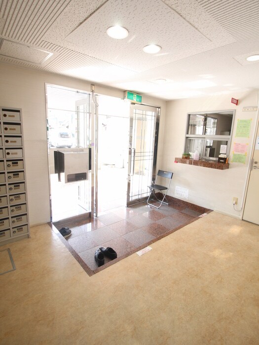 物件外観写真3　(エントランス部分)