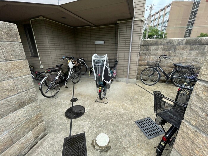 物件外観写真4　(駐輪場)