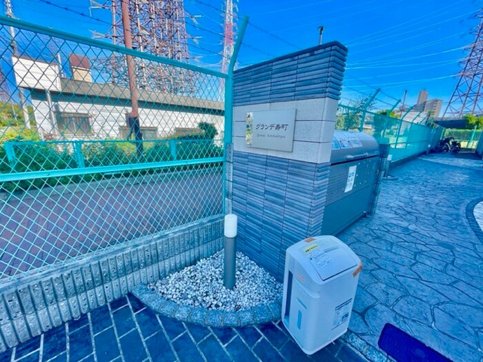 物件外観写真5　(エントランス部分)