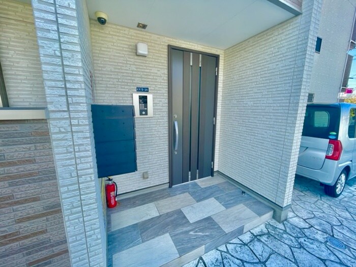 物件外観写真6　(エントランス部分)