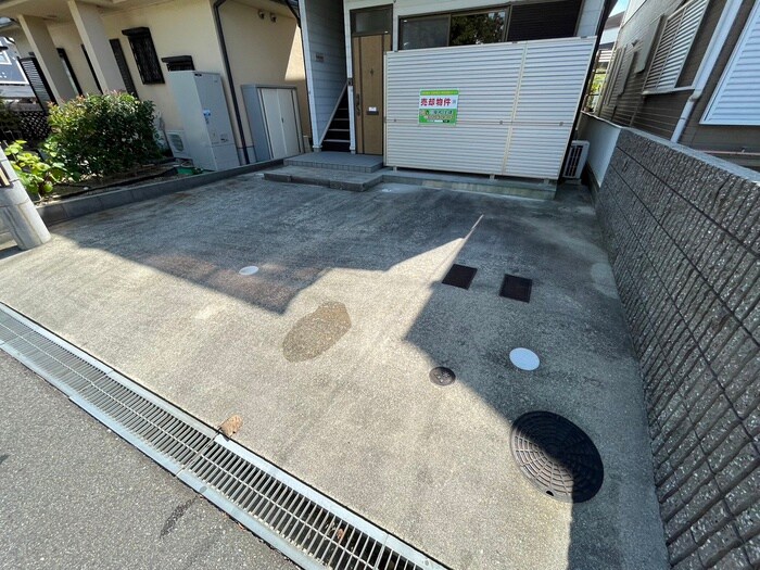 物件外観写真2　(駐車場)