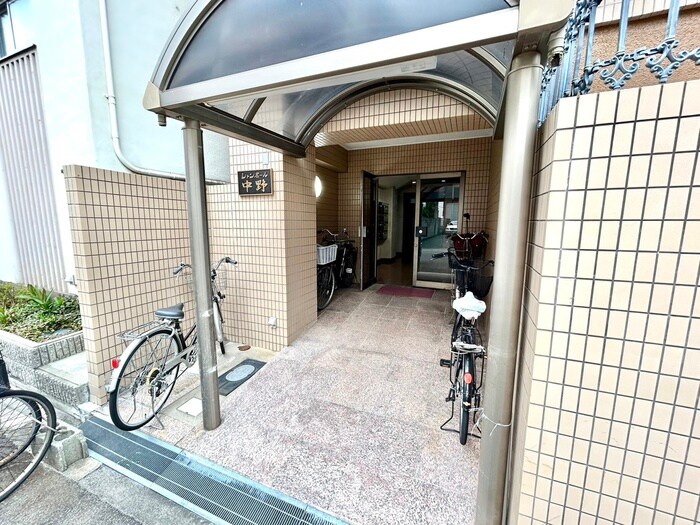 物件外観写真2　(エントランス部分)