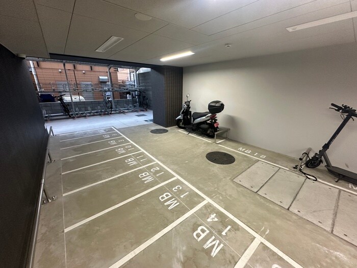 物件外観写真5　(バイク置き場)