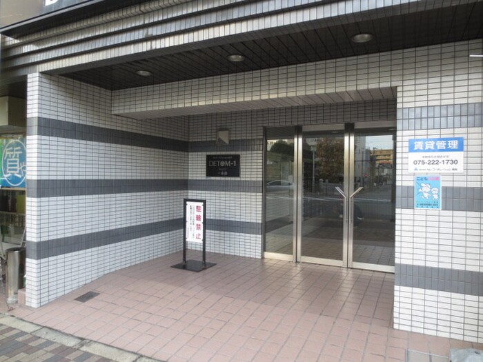 物件外観写真2　(エントランス部分)