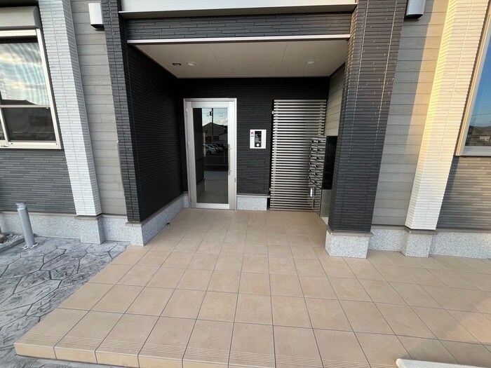 物件外観写真4　(エントランス部分)