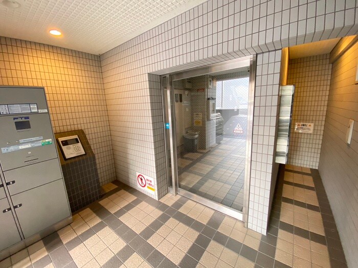 物件外観写真2　(エントランス部分)