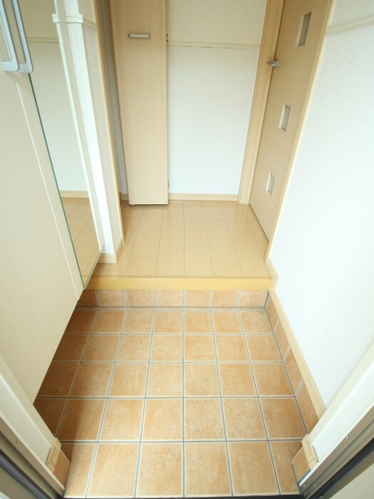 物件内観写真4　(玄関)