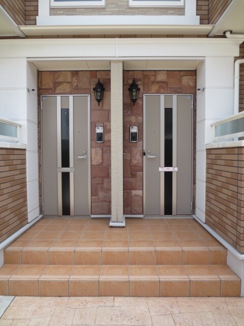 物件外観写真3　(エントランス部分)