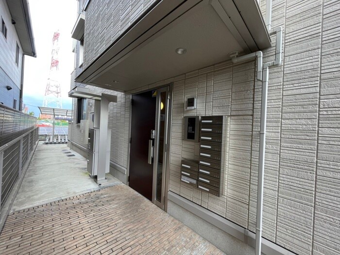 物件外観写真2　(エントランス部分)